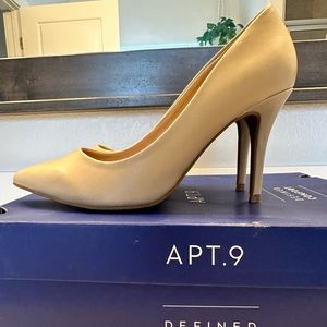 Very cute taupe heels